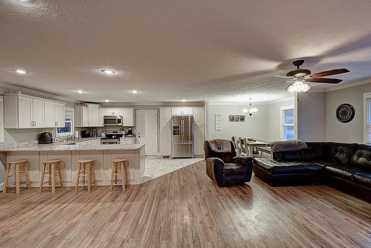 122 Ed Davis Road Elizabethton, TN 37643 - Photo 7 of 35 Living Room