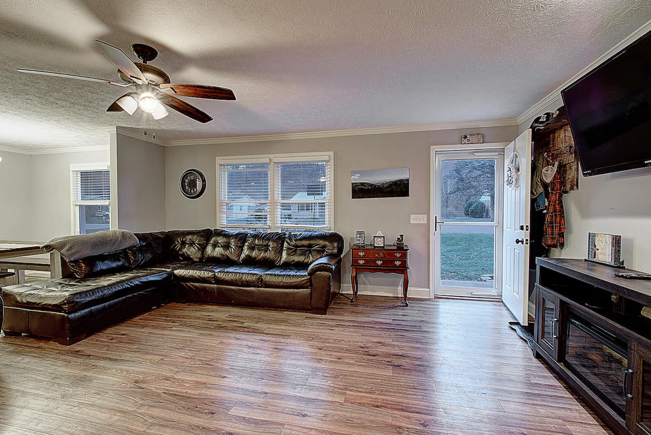 122 Ed Davis Road Elizabethton, TN 37643 - Photo 8 of 35 Living Room