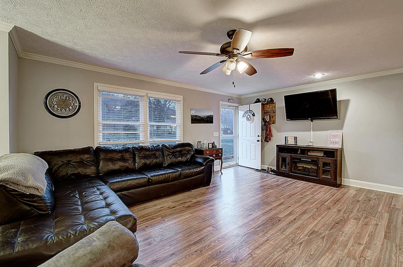 122 Ed Davis Road Elizabethton, TN 37643 - Photo 9 of 35 Living Room