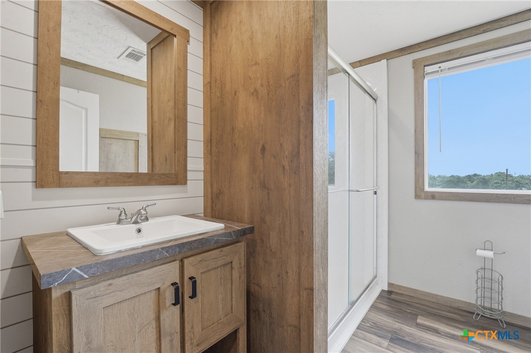400 Lyon Road Seguin, TX 78155 - Photo 12 of 17 Bathroom 2