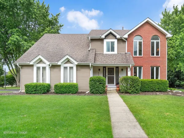 $525,000 | 405 Blackhawk Drive, Batavia, IL 60510