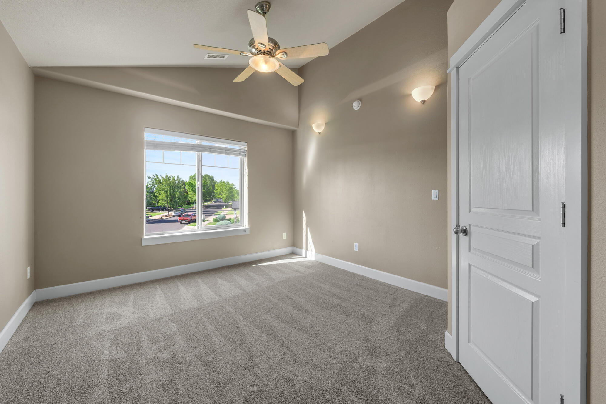 1402 Northeast Hudspeth Road Prineville, OR 97754 - Photo 21 of 36 an empty room with windows and fan