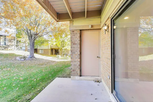 $329,000 | 1640 West Partridge Lane, Unit 7, Arlington Heights, IL 60004
