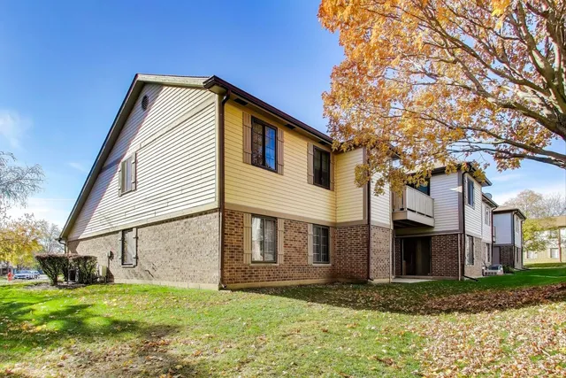 $329,000 | 1640 West Partridge Lane, Unit 7, Arlington Heights, IL 60004