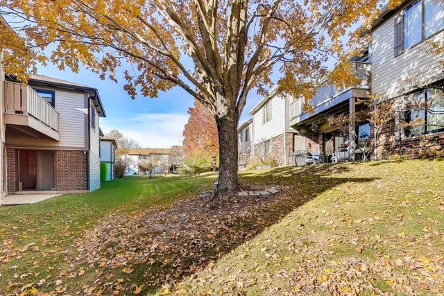 $329,000 | 1640 West Partridge Lane, Unit 7, Arlington Heights, IL 60004