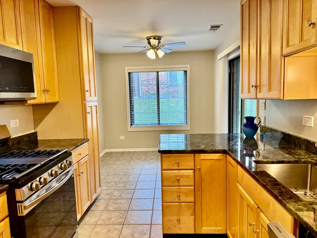 $329,000 | 1640 West Partridge Lane, Unit 7, Arlington Heights, IL 60004