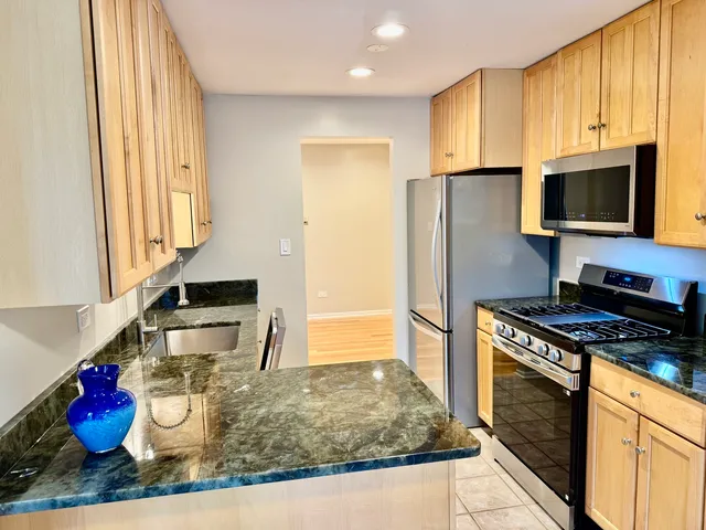 $329,000 | 1640 West Partridge Lane, Unit 7, Arlington Heights, IL 60004
