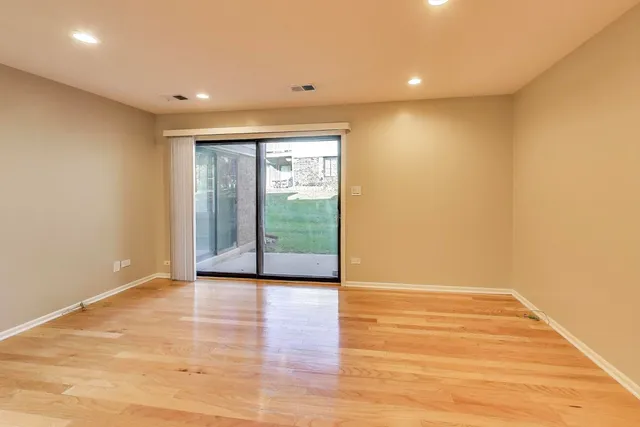 $329,000 | 1640 West Partridge Lane, Unit 7, Arlington Heights, IL 60004