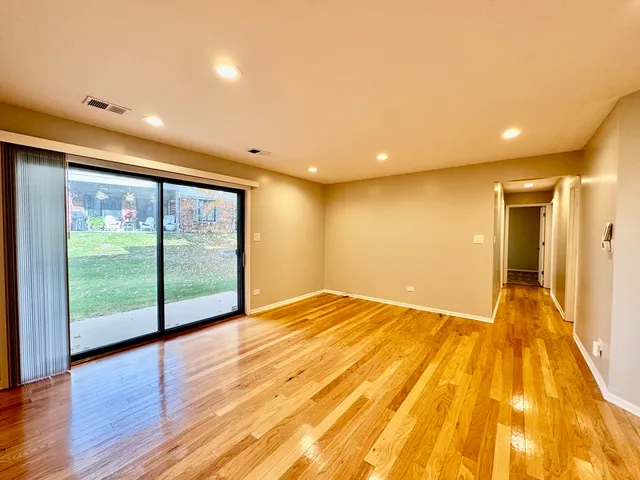 $329,000 | 1640 West Partridge Lane, Unit 7, Arlington Heights, IL 60004