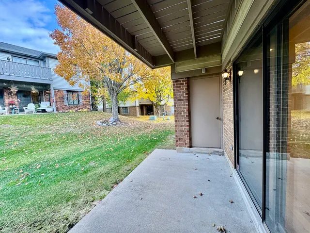 $329,000 | 1640 West Partridge Lane, Unit 7, Arlington Heights, IL 60004