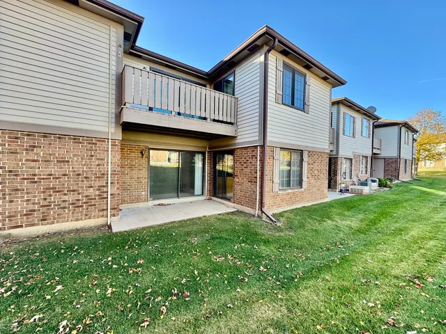 $329,000 | 1640 West Partridge Lane, Unit 7, Arlington Heights, IL 60004