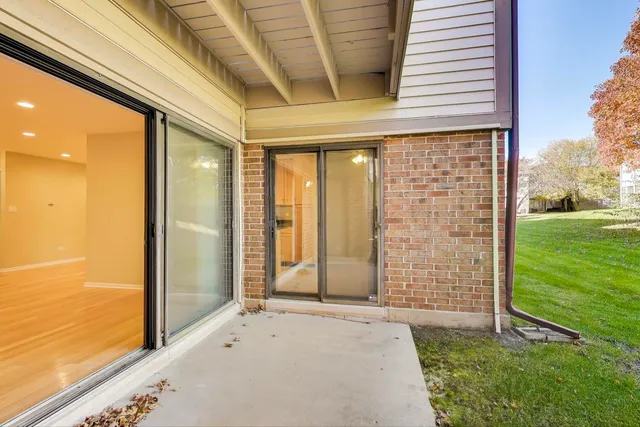 $329,000 | 1640 West Partridge Lane, Unit 7, Arlington Heights, IL 60004