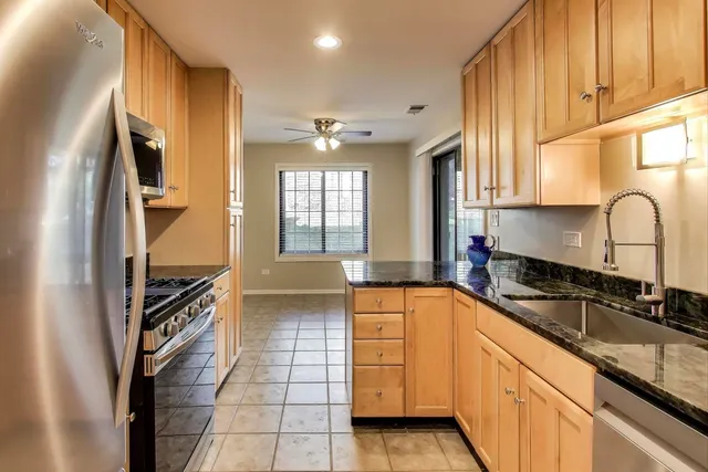 $329,000 | 1640 West Partridge Lane, Unit 7, Arlington Heights, IL 60004