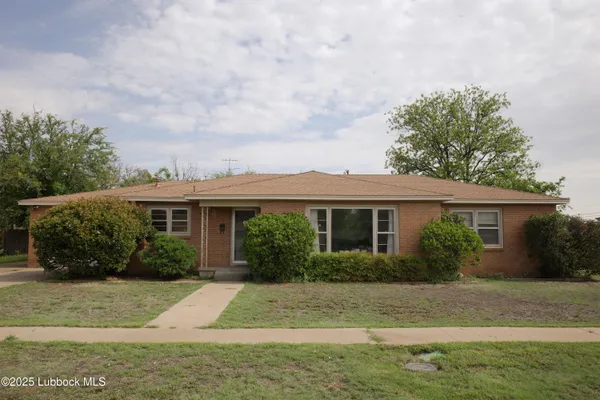 a view of a front of house with a yard
