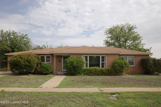 a view of a front of house with a yard
