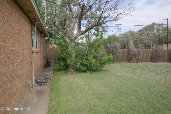 a view of a backyard