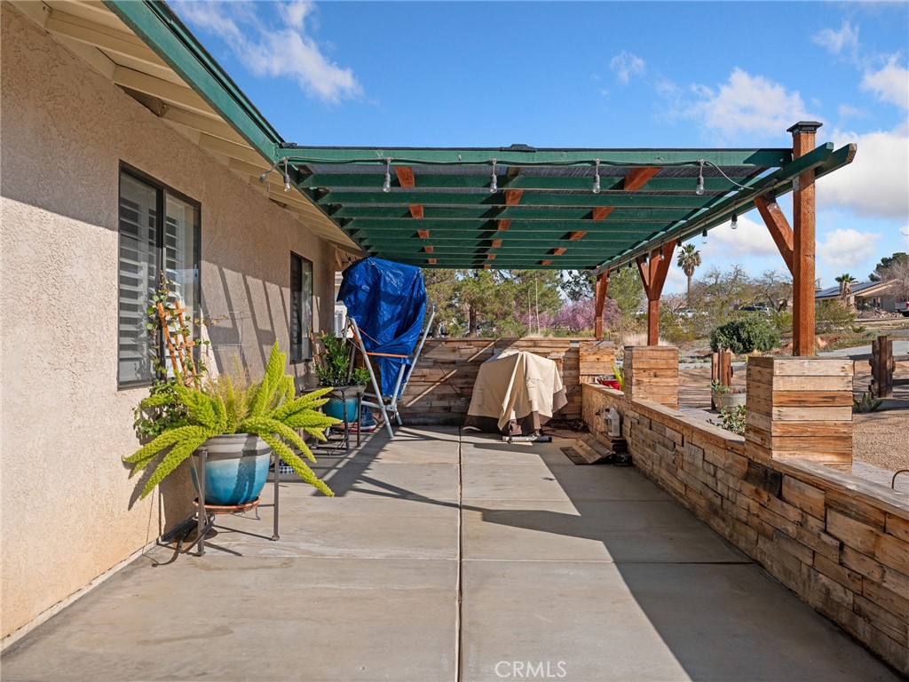 16986 Ocotilla Road Apple Valley, CA 92307 - Photo 29 of 39 a view of a porch with furniture