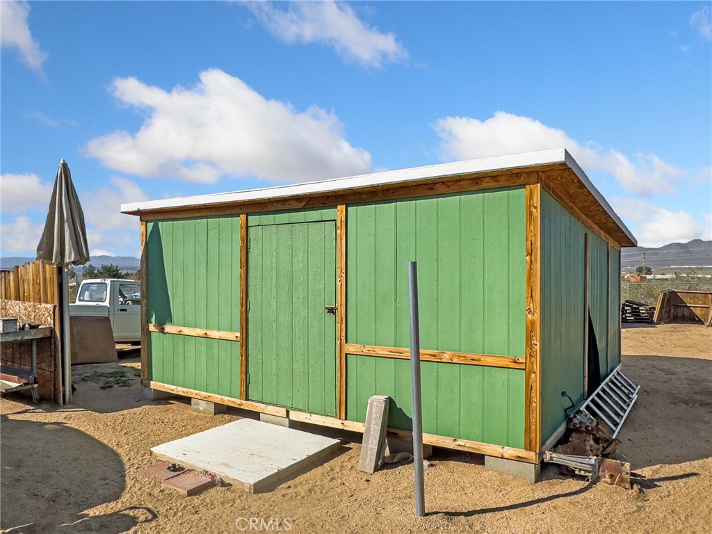 16986 Ocotilla Road Apple Valley, CA 92307 - Photo 33 of 39 a backyard of a house