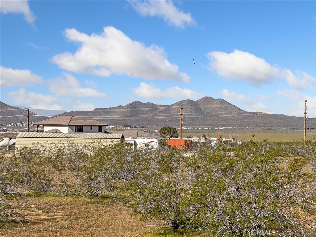 16986 Ocotilla Road Apple Valley, CA 92307 - Photo 36 of 39 a view of an ocean and a mountain