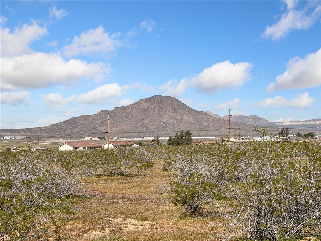 16986 Ocotilla Road Apple Valley, CA 92307 - Photo 37 of 39 a view of an ocean and a mountain