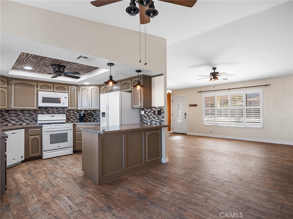 16986 Ocotilla Road Apple Valley, CA 92307 - Photo 10 of 39 a kitchen with stove and cabinets