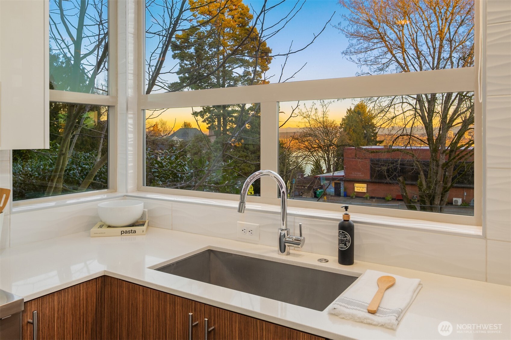 928 34th Avenue Seattle, WA 98122 - Photo 15 of 40