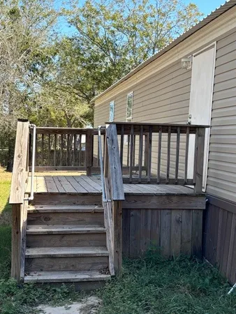 a view of entryway with wooden fence