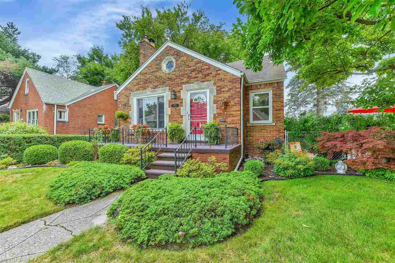 15702 Charles R Avenue Eastpointe, MI 48021 - Photo 3 of 32 50048738-2.JPG