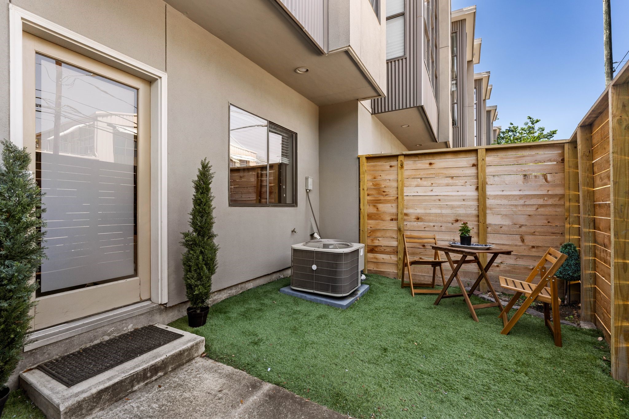 1039 Bonner Street, Unit 1039 Houston, TX 77007 - Photo 16 of 19 The private patio area is landscaped with turf for easy maintenance.