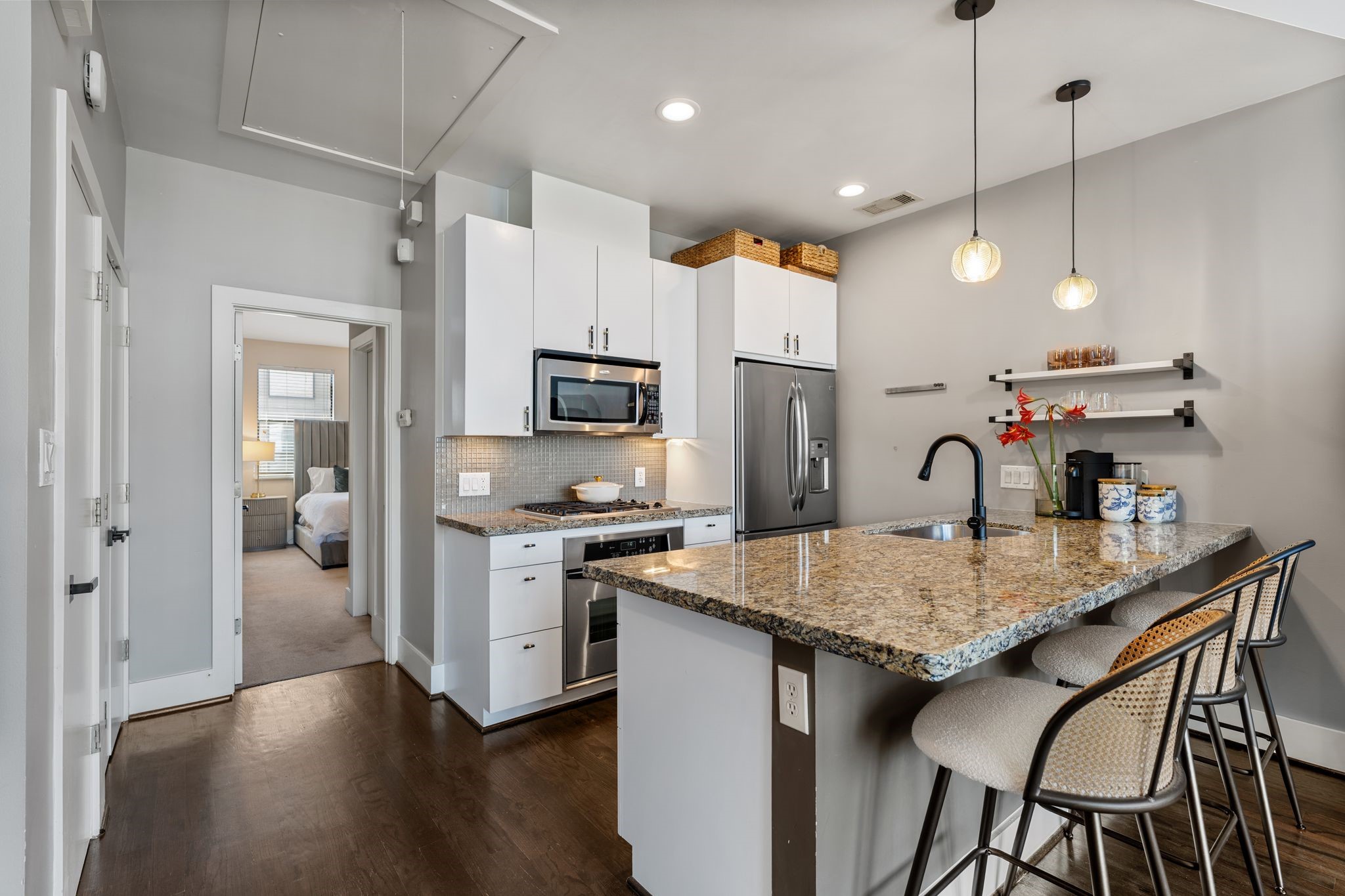 1039 Bonner Street, Unit 1039 Houston, TX 77007 - Photo 6 of 19 Stainless and gas cooking.
