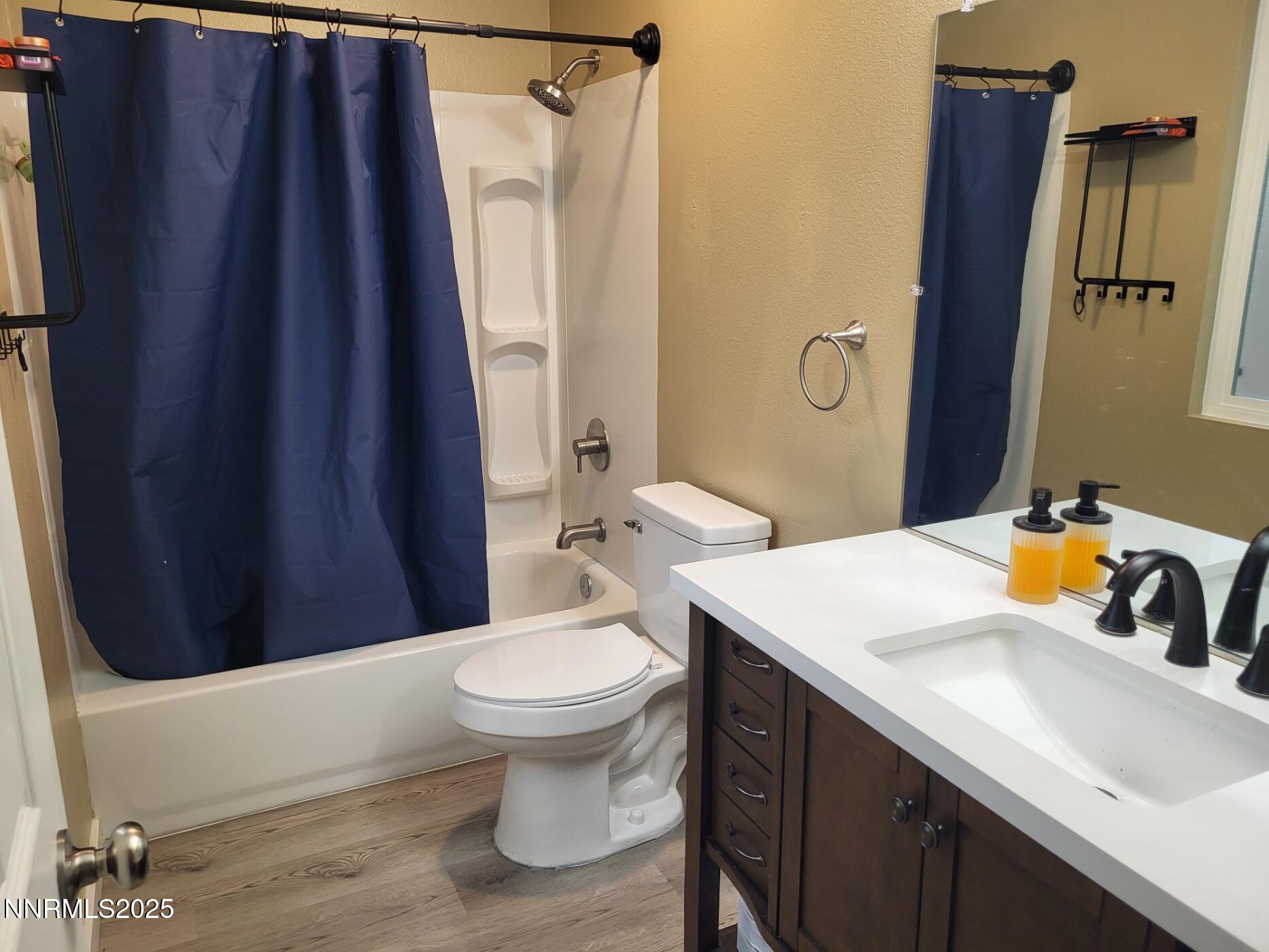 7871 Anchor Point Court Reno, NV 89506 - Photo 21 of 42 a bathroom with a sink and a mirror