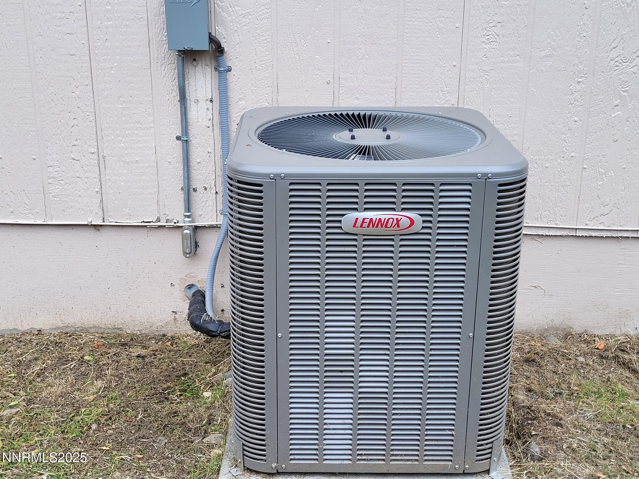 7871 Anchor Point Court Reno, NV 89506 - Photo 39 of 42 a bathroom with a sink and a mirror