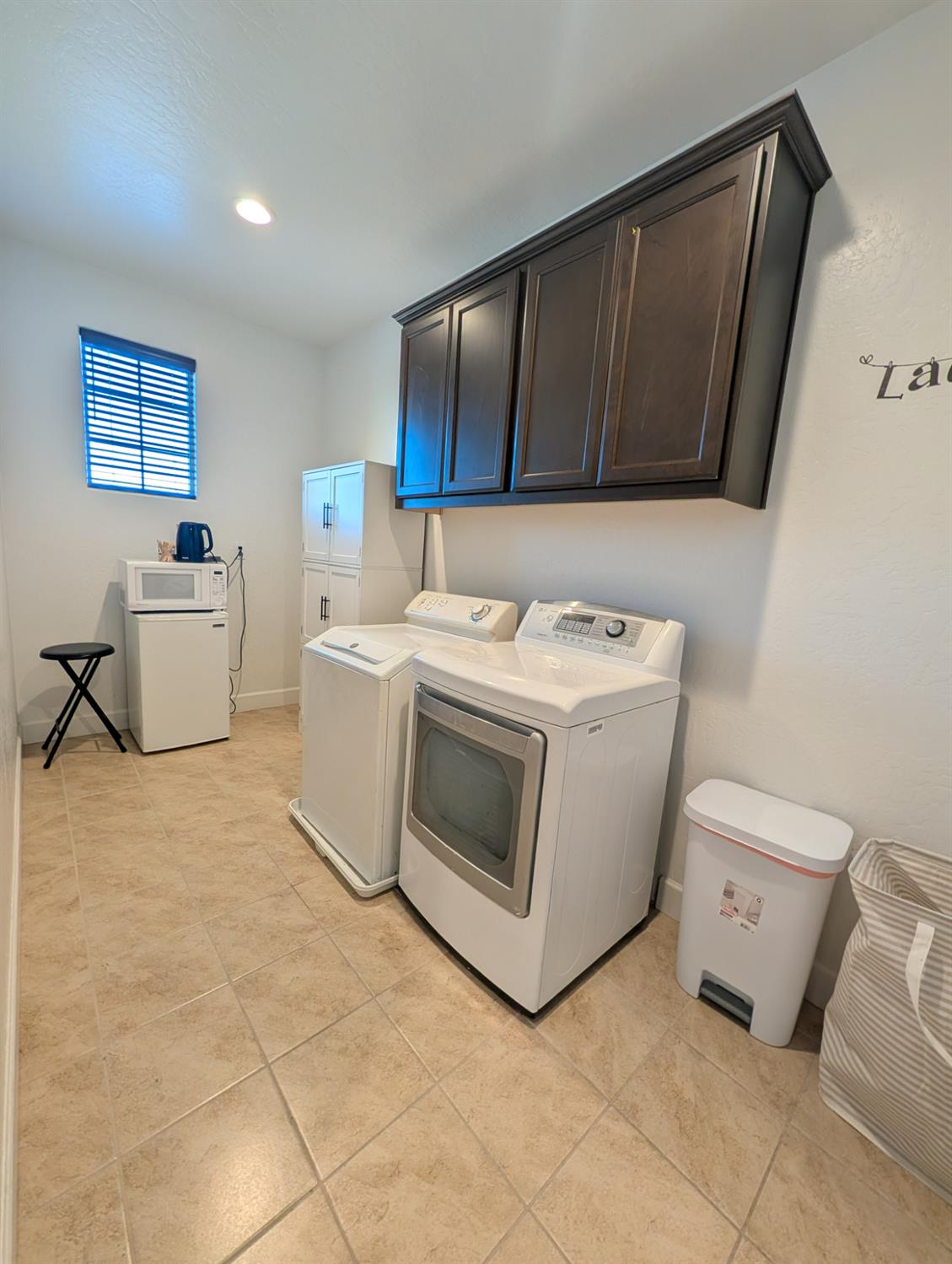 174 Emperor Way Dinuba, CA 93618 - Photo 14 of 23 a utility room with washer and dryer