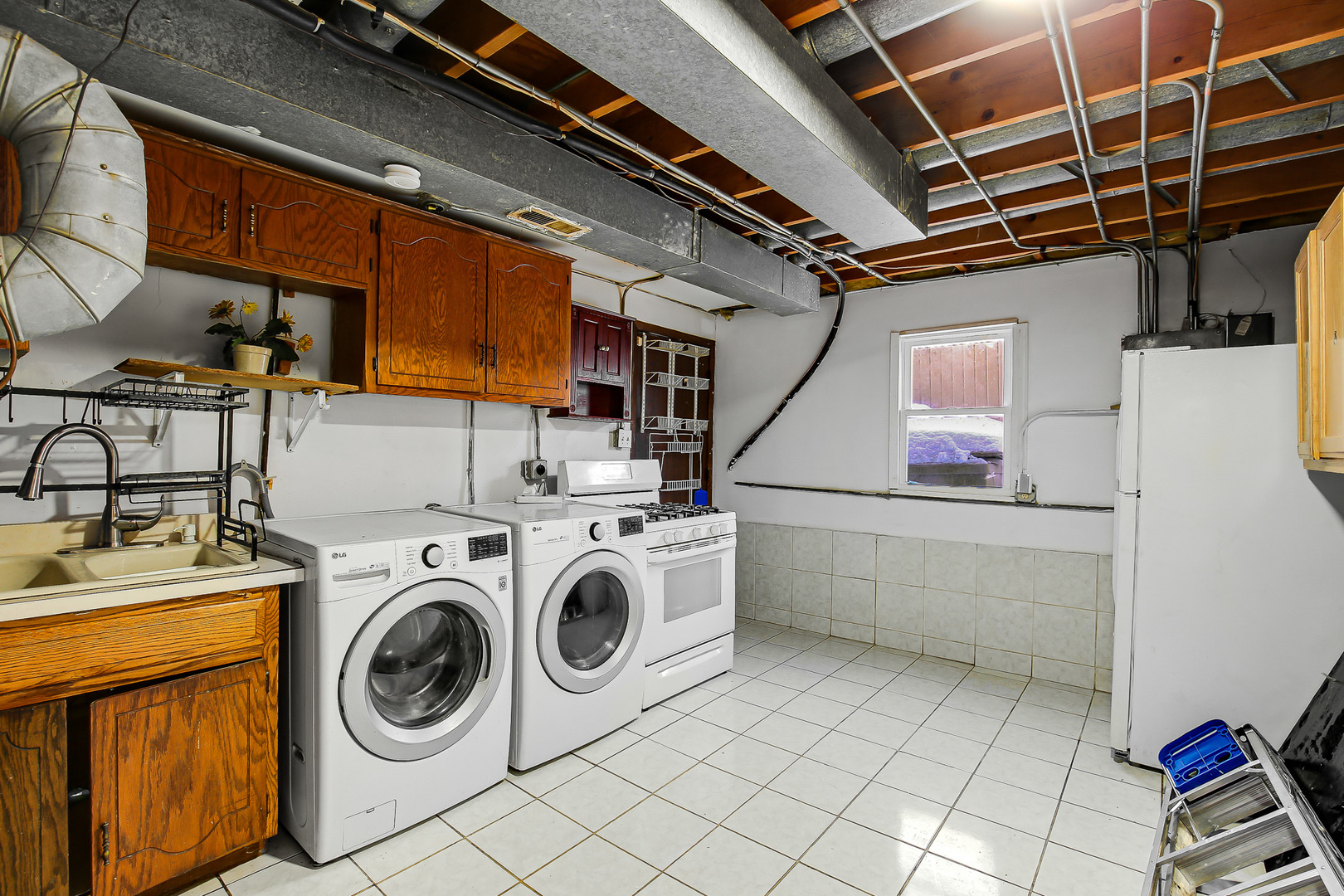 8424 Currant Avenue Tinley Park, IL 60487 - Photo 20 of 23 a utility room with dryer and washer