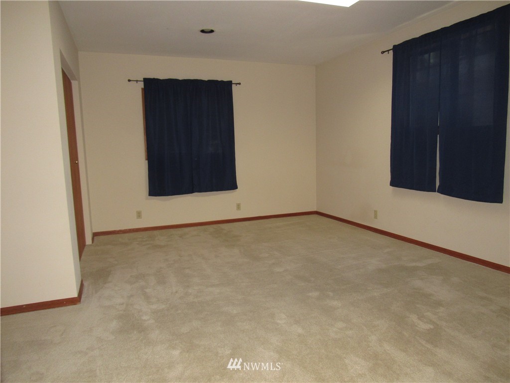 7027 174th Street Southwest Edmonds, WA 98026 - Photo 12 of 19 Gallery Image 12