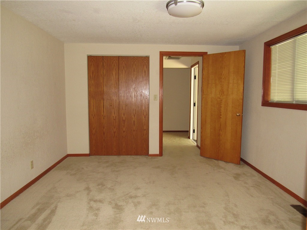 7027 174th Street Southwest Edmonds, WA 98026 - Photo 14 of 19 Gallery Image 14