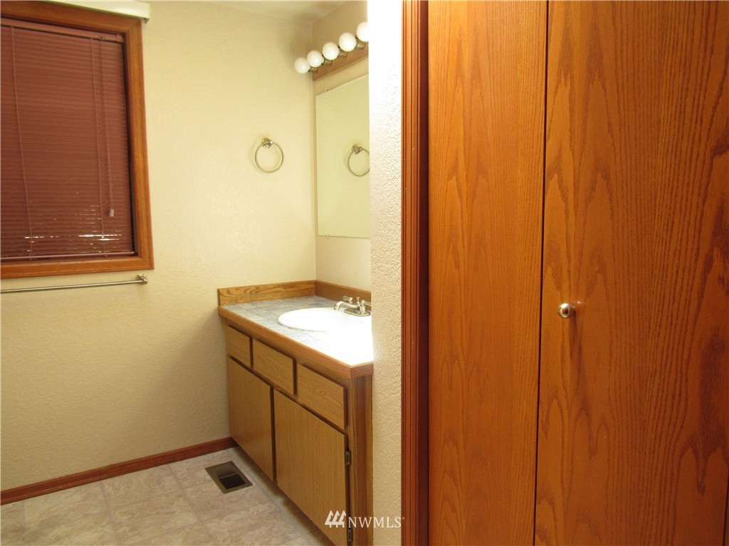 7027 174th Street Southwest Edmonds, WA 98026 - Photo 15 of 19 Gallery Image 15