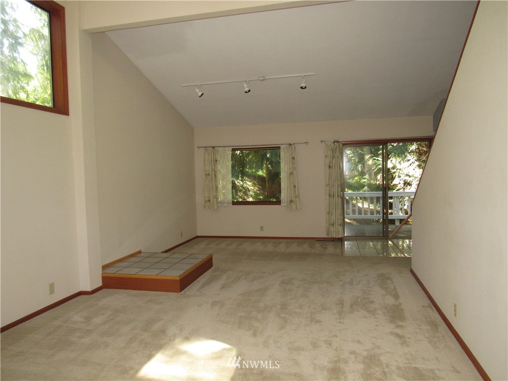 7027 174th Street Southwest Edmonds, WA 98026 - Photo 4 of 19 Gallery Image 4