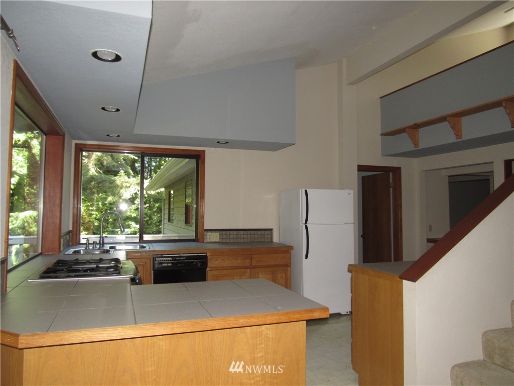 7027 174th Street Southwest Edmonds, WA 98026 - Photo 5 of 19 Gallery Image 5