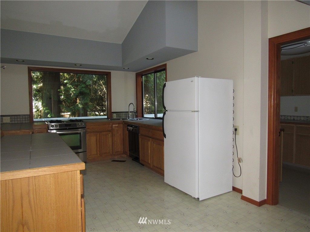 7027 174th Street Southwest Edmonds, WA 98026 - Photo 6 of 19 Gallery Image 6