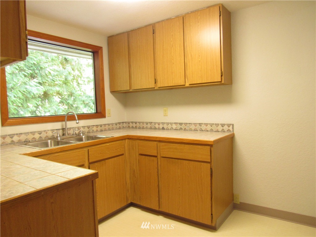 7027 174th Street Southwest Edmonds, WA 98026 - Photo 7 of 19 Gallery Image 7