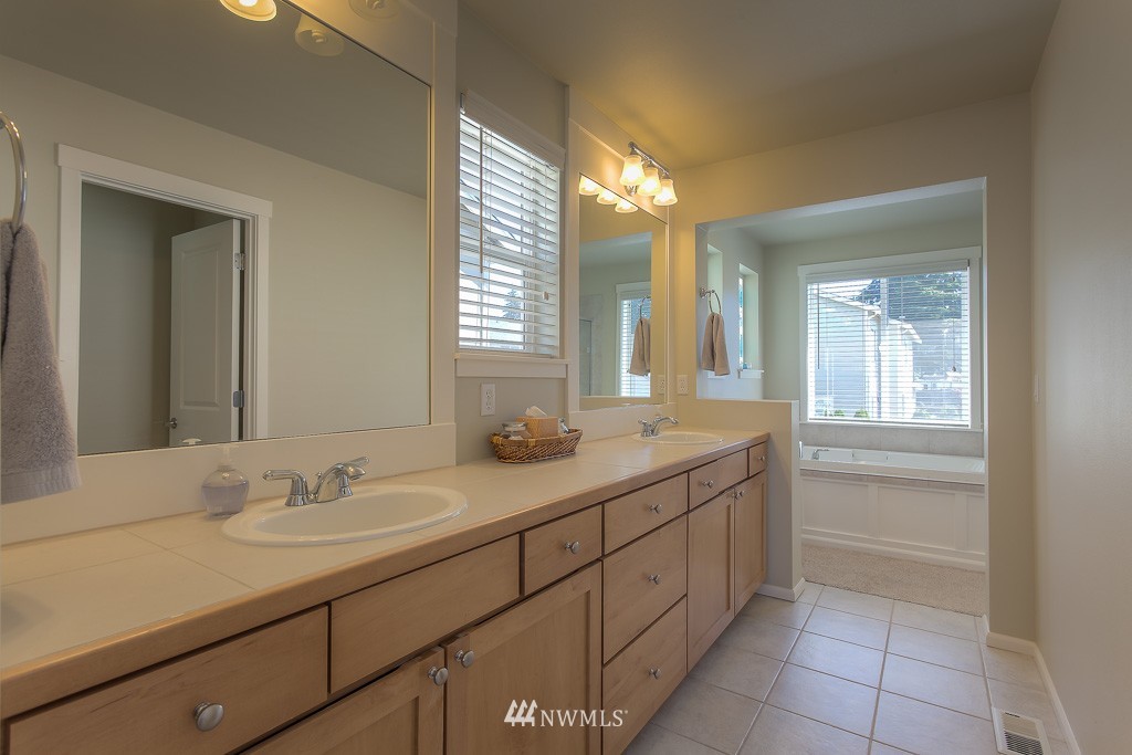 2016 Lincoln Place Northeast Renton, WA 98056 - Photo 13 of 20