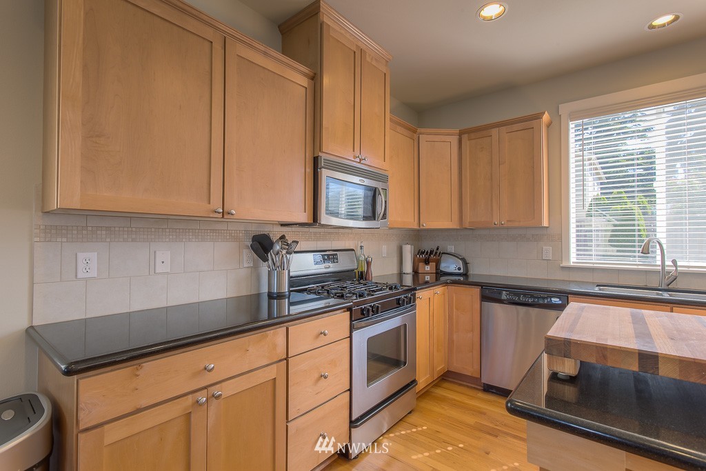 2016 Lincoln Place Northeast Renton, WA 98056 - Photo 3 of 20