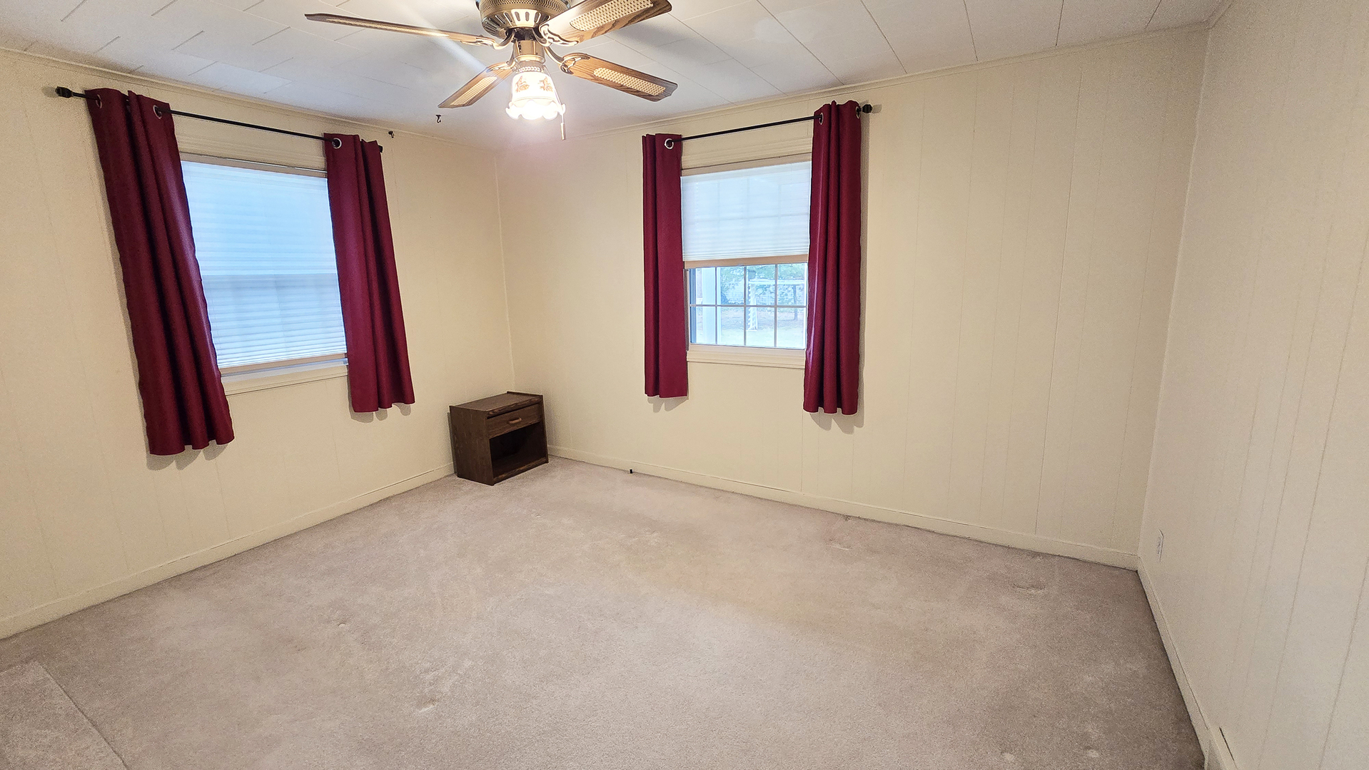 630 Short Street Centralia, IL 62801 - Photo 18 of 47 en empty room with windows and fan