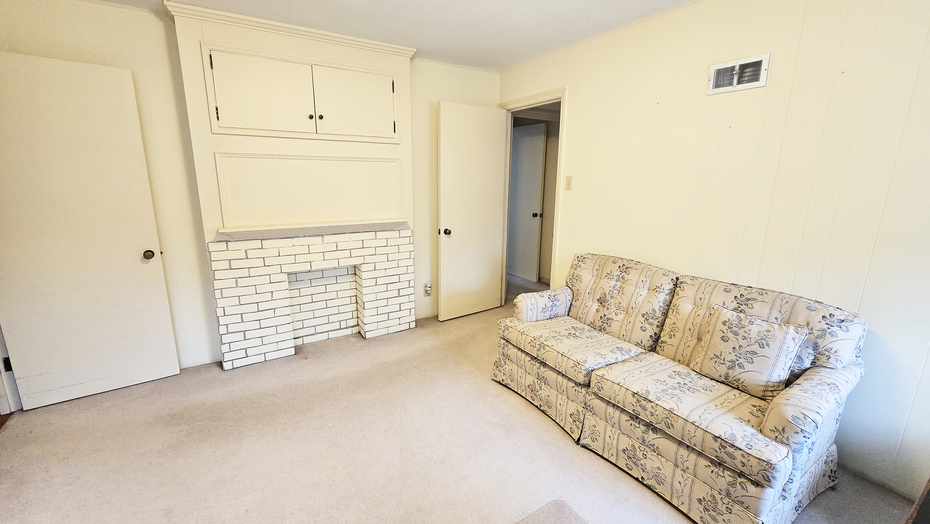 630 Short Street Centralia, IL 62801 - Photo 23 of 47 a living room with furniture