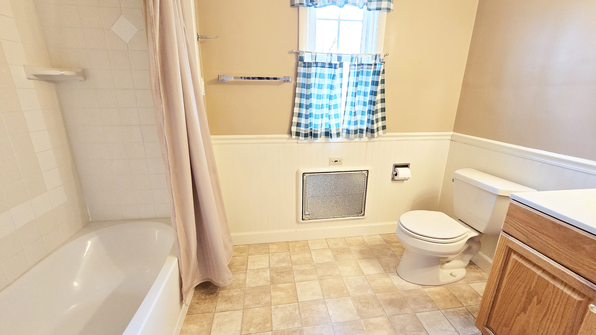 630 Short Street Centralia, IL 62801 - Photo 25 of 47 a bathroom with a toilet and a shower