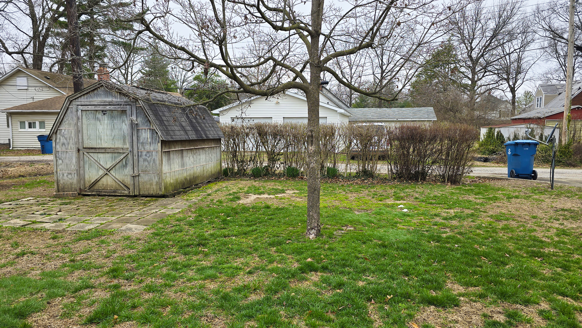 630 Short Street Centralia, IL 62801 - Photo 9 of 47 a backyard of a house with lots of green space
