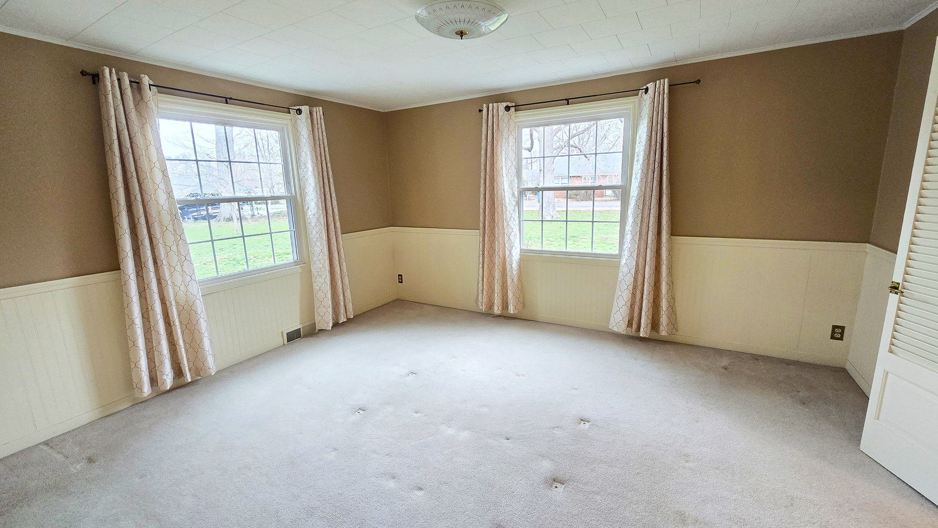 630 Short Street Centralia, IL 62801 - Photo 10 of 47 a view of an empty room with a window