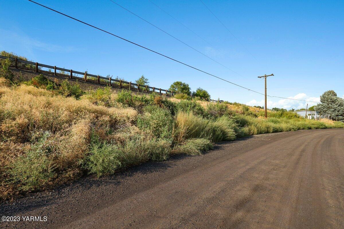 10907 Hackett Road Yakima, WA 98903 - Photo 18 of 18 a view of a field with a tree in the background