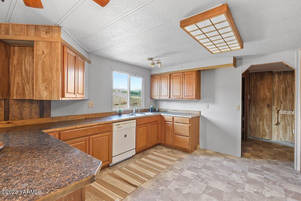 10907 Hackett Road Yakima, WA 98903 - Photo 3 of 18 a kitchen with stainless steel appliances granite countertop a stove a sink and a refrigerator